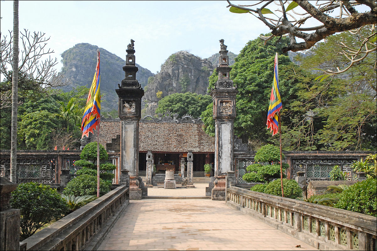 1200px-Temple commémoratif au roi Dinh Tien Hoang Hoa Lu